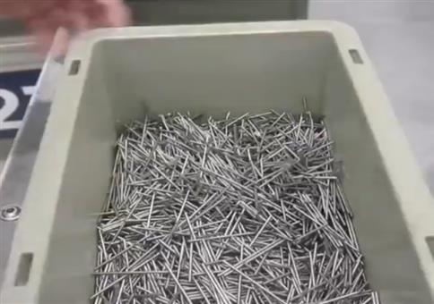 Die Nägel in der Kiste in Reih und Glied schütteln