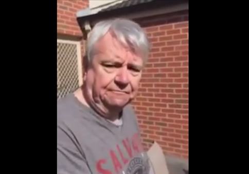 Den alten Mann erschrecken