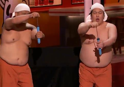 WTF zum Wochenstart: Krasse Delfinshow auf der Bühne