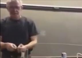 Chemielehrer ist Feuer und Flamme