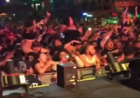 Er hat bei diesem Konzert ordentlich zu kämpfen