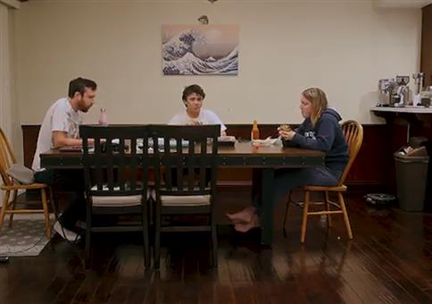 Staubsaugerroboter schreit laut wenn er wo gegenfährt