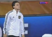 Mesut Özil trainiert mit Kaugummi