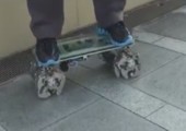Skateboard mit Spinnenbeinchen