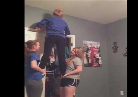 Cheerleader Training im Kinderzimmer