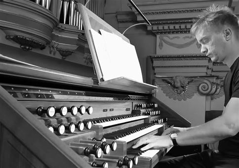 L'Amour Toujours auf der Orgel