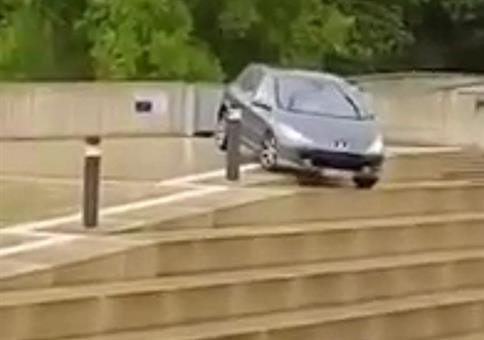 Mit dem Auto die Treppe runter