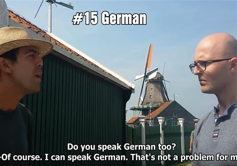 Zwei Typen unterhalten sich in 21 verschiedenen Sprachen