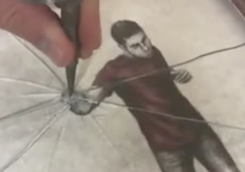 Bilderrahmen und Scheibe sind Teil des Bildes