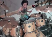 Zehnjährige an den Drums