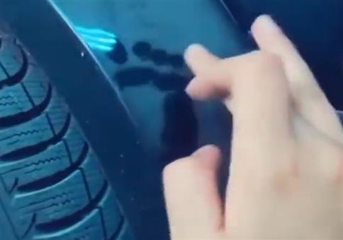 Babyfußabdrücke auf Auto