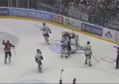 Eishockeyspieler freut sich mit Gegenspieler über Tor