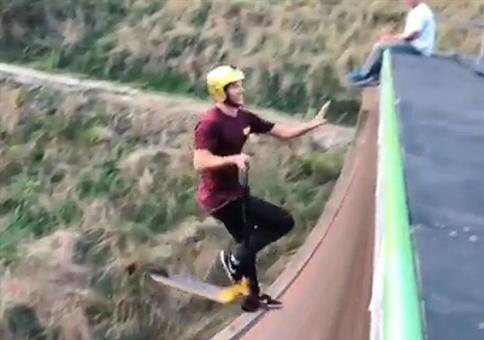 Elegant die Halfpipe mit dem Roller hoch