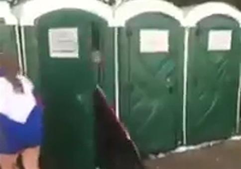 Beim Festival das Zelt mit aufs Klo nehmen