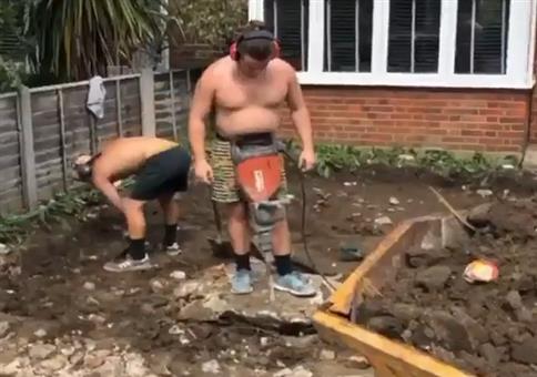 Mann arbeitet mit Bauch