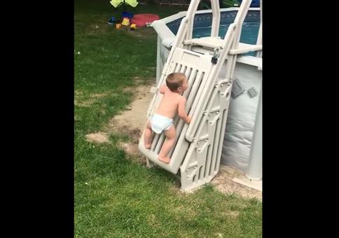 Wenn das 2jährige Kleinkind die Poolleitersicherung überwindet