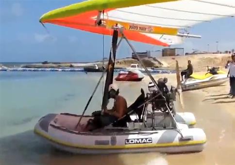 Dieses Schlauchboot kann nicht nur auf dem Wasser fahren