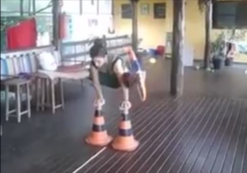 Eierbeschuss mit Pfeil und Bogen ohne Hände