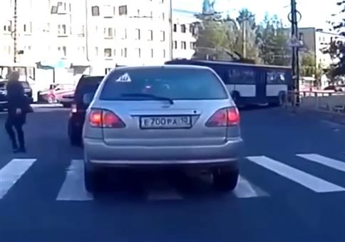 Wenn du mit dem Auto auf dem Zebrastreifen stehst