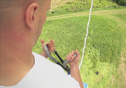Damien Walters springt Bungee ohne Sicherung