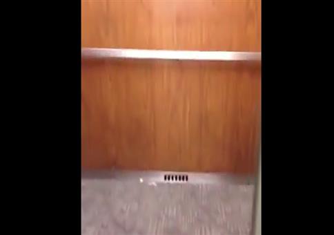 Endlich alleine im Fahrstuhl