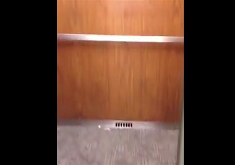 Endlich alleine im Fahrstuhl