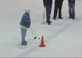 59 Jährige erzielt Hole in one beim Eishockey