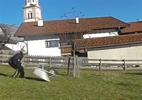 Schubkarre in die Luft sprengen