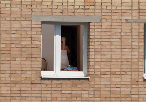 Krasser Zoom: Bei der Nachbarin spannen