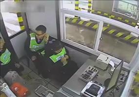 Drei Leute sind einer zu viel