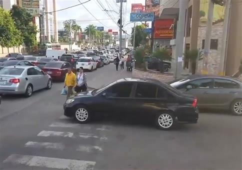 Halte niemals auf dem Zebrastreifen!