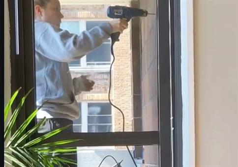 Frau und Schlagbohrer