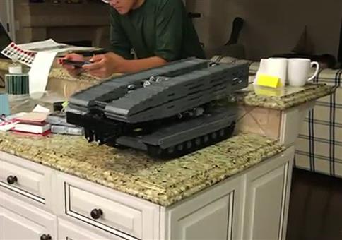 Lego Panzer baut sich Brücke