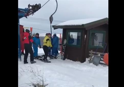 Zum ersten Mal mit den Kumpels Snowboarden