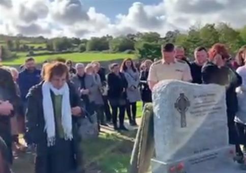 Bei seiner eigenen Beerdigung die Gäste zum Lachen bringen