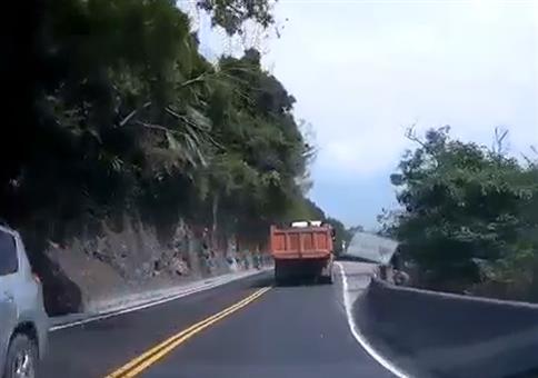 Neulich in Taiwan: Vorsicht Steinschlag!
