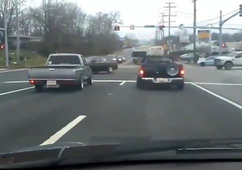 Treffen sich zwei Autobastler an der Ampel