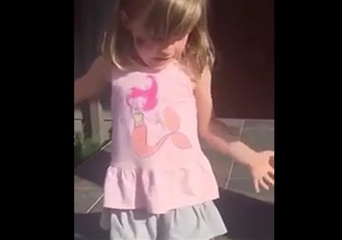 Wenn ein kleines Mädchen süße Giraffen in der Einfahrt malt