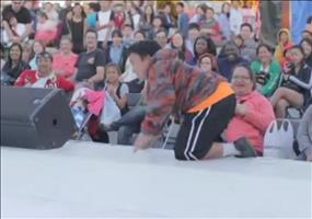 Vor Freude auf die Bühne springen und liegen bleiben