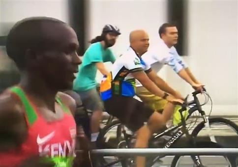 Huhu Mama. Ich bin im Fernsehen!