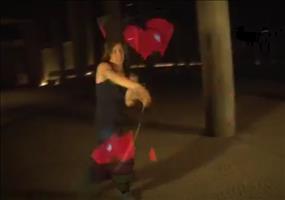 Geniale Show mit Leuchtstäben