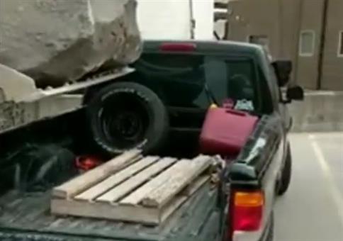 Kleines Steinchen auf Auto laden