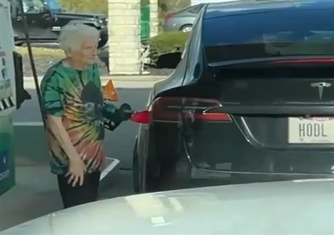 Kiffer Oma am tanken