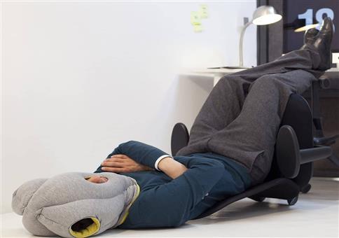 Erstmal mit dem Stuhl auf den Boden legen