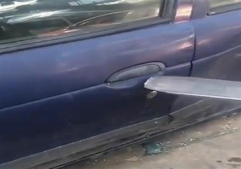 Vorsichtig die Autotür mit dem Gabelstapler öffnen