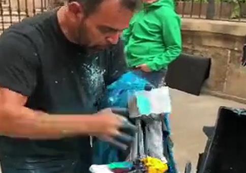 Er schafft eine Gemälde pro Minute