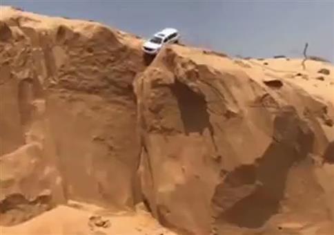 Auto stürzt von Klippe