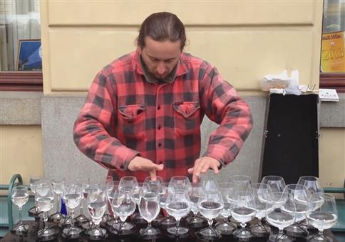 Straßenmusiker spielt auf der Glasorgel