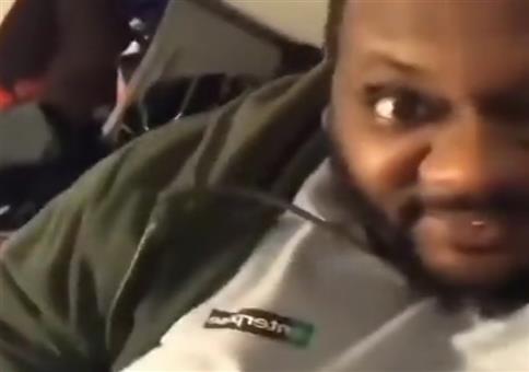 Er hat eine Überraschung für sie