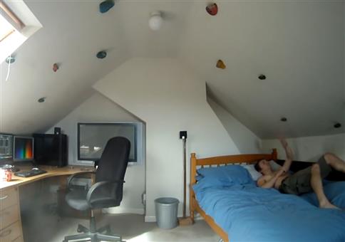 Morgens vom Bett an den Schreibtisch